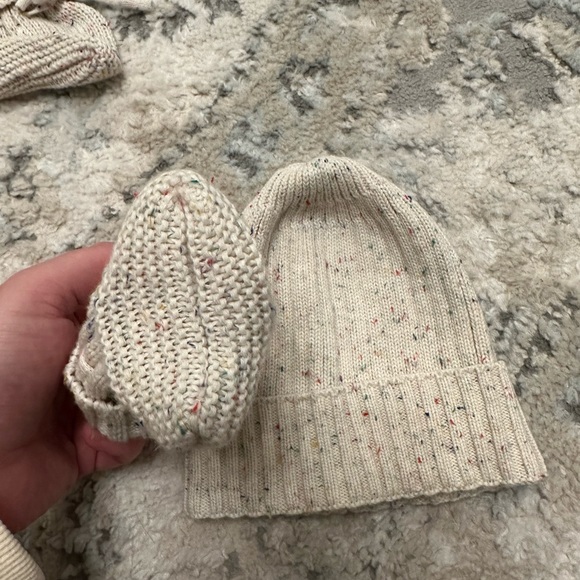 Baby crochet knit bootie shoes/socks & matching hat - Picture 5 of 6